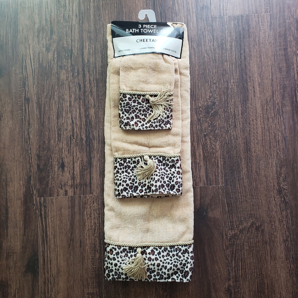 NWT Leopard Print Bath Set with Tan Towel
